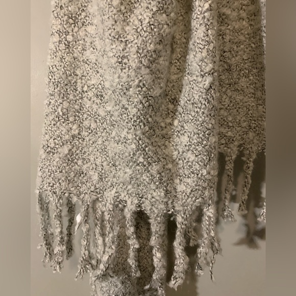 Nice soft chunky blanket scarf with fringe - Picture 4 of 10